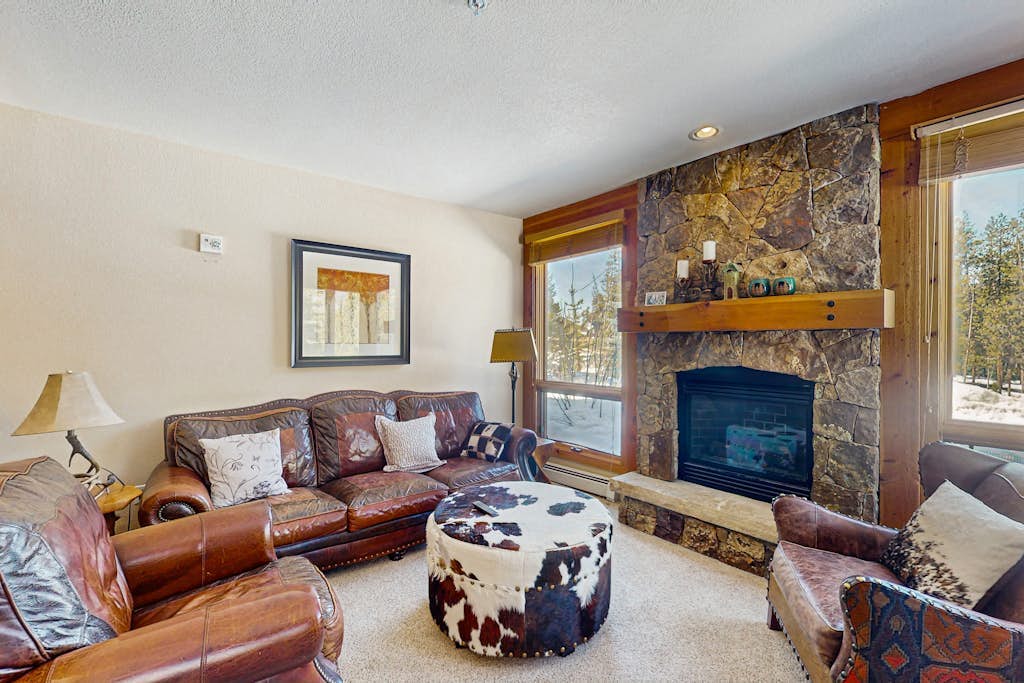 Ground level condo w/ shared pool table & outdoor pool/hot tub - Dogs ok