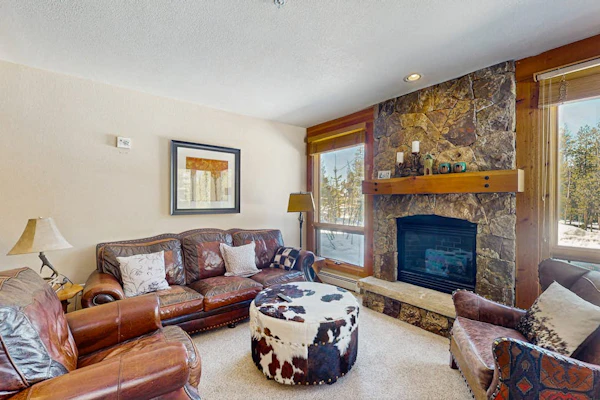 Ground level condo w/ shared pool table & outdoor pool/hot tub - Dogs ok