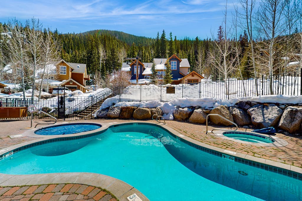 Ground level condo w/ shared pool table & outdoor pool/hot tub - Dogs ok