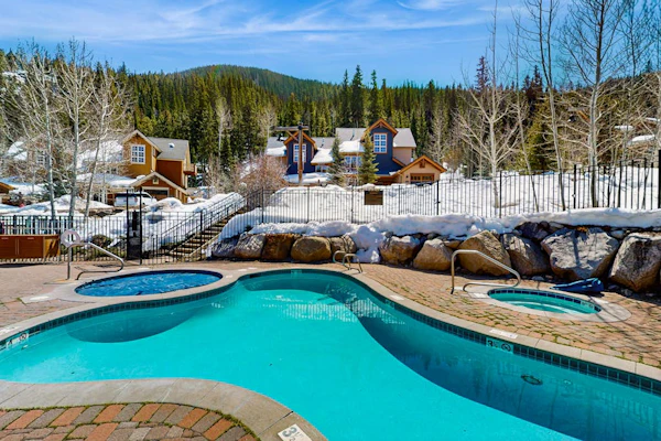 Ground level condo w/ shared pool table & outdoor pool/hot tub - Dogs ok