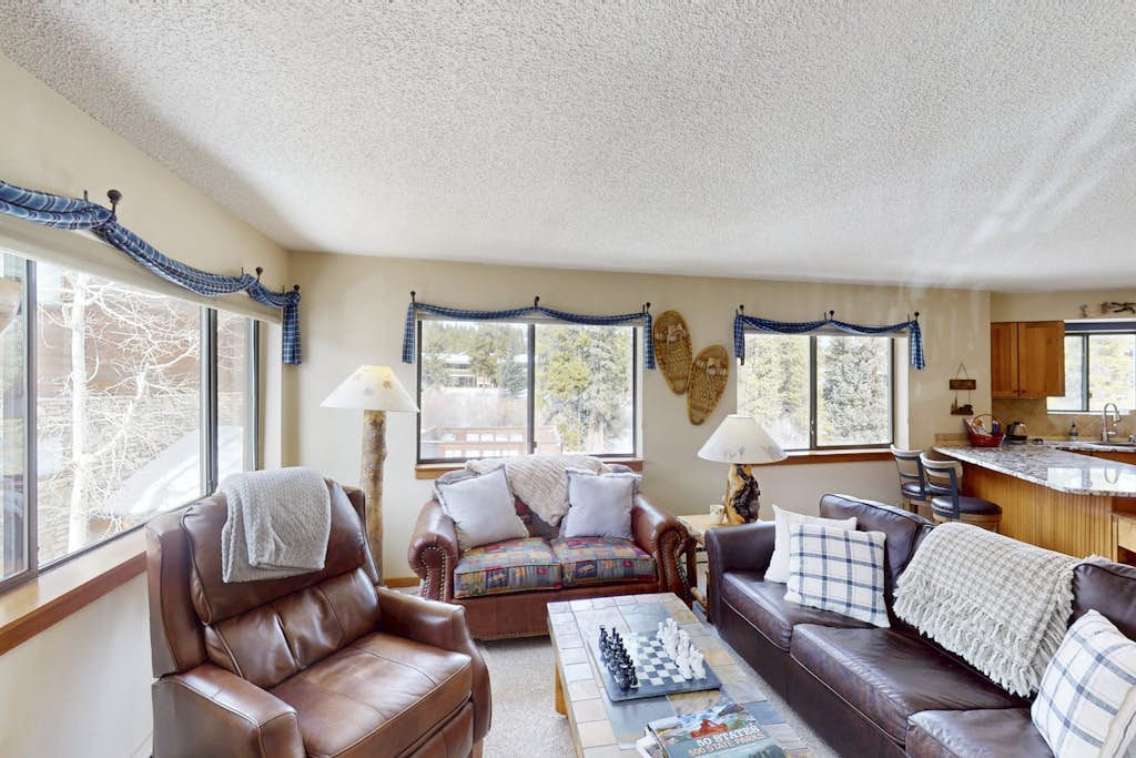 Cozy condo with ski-in access, hot tub, and mountain views