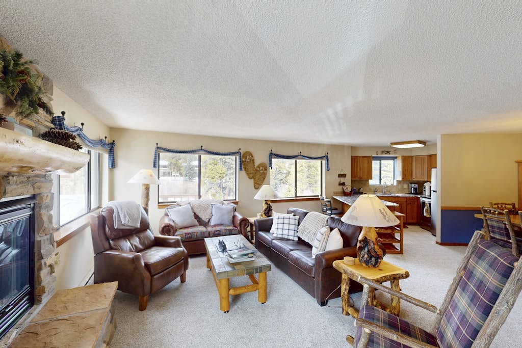 Cozy condo with ski-in access, hot tub, and mountain views