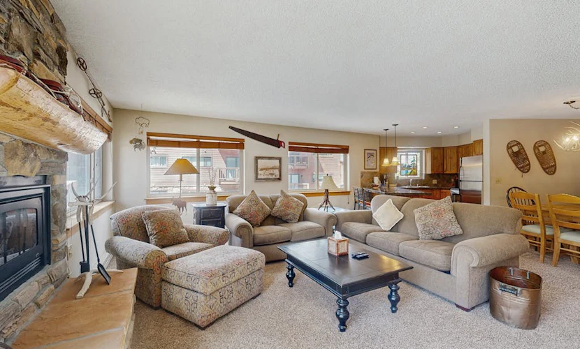 Cozy mountain condo with ski-in access, hot tub & stunning views