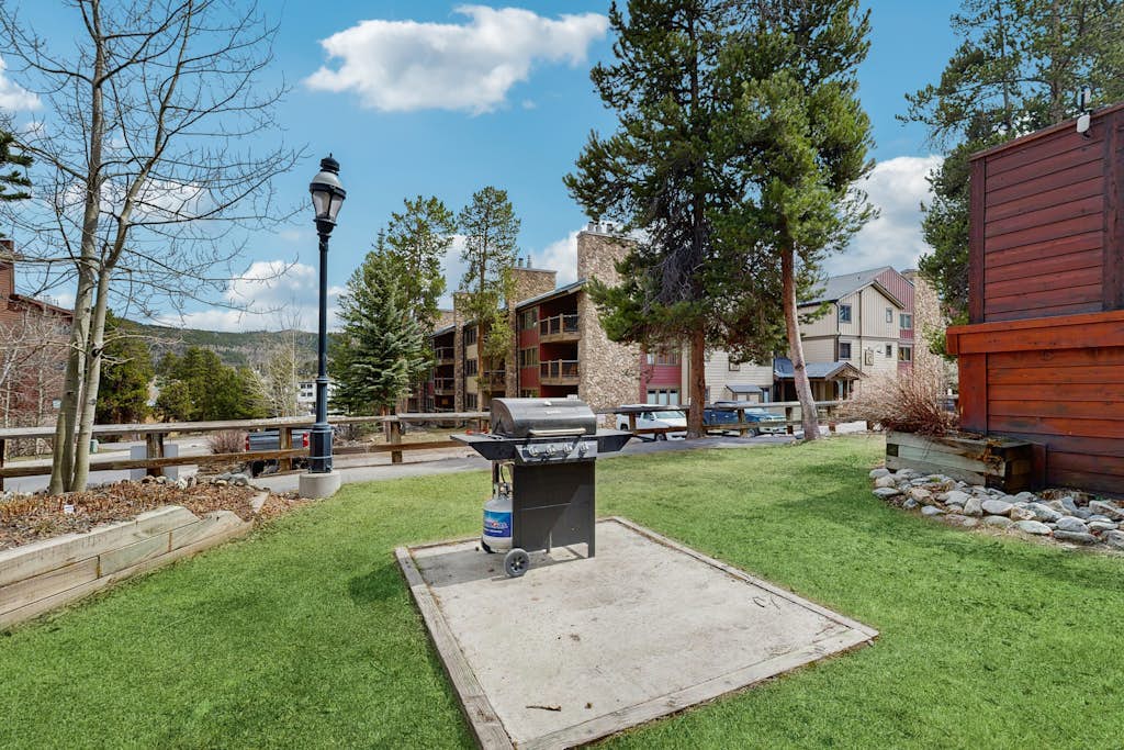 Cozy mountain condo with ski-in access, hot tub & stunning views