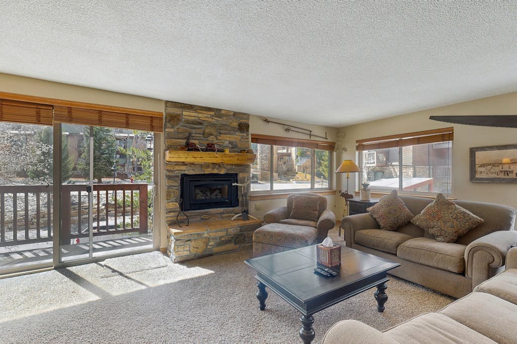 Cozy mountain condo with ski-in access, hot tub & stunning views