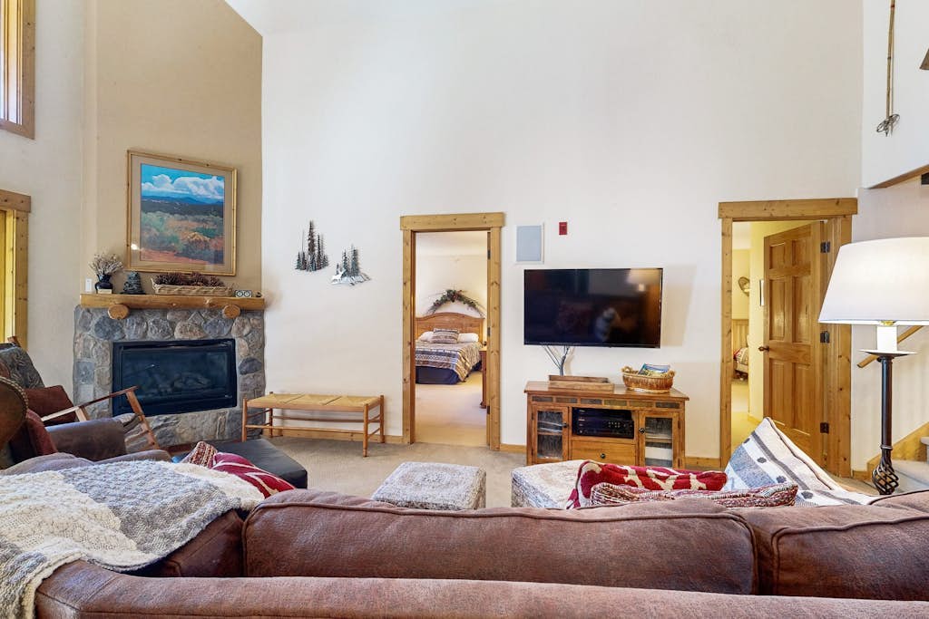Mountain View Condo w/ Private Hot Tub, Deck & Fireplace