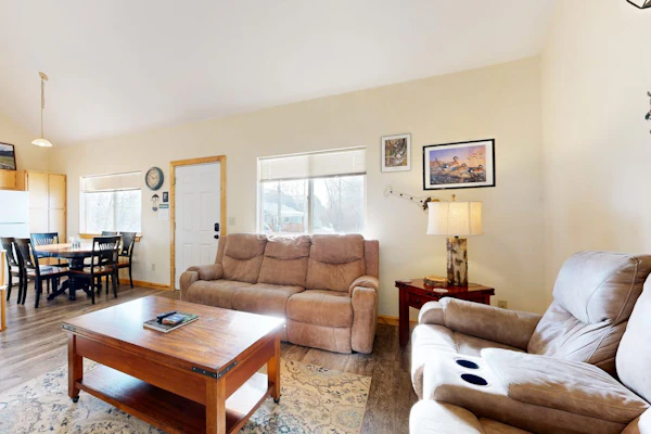 Lovely home with patio & yard - great central locale near fishing & skiing