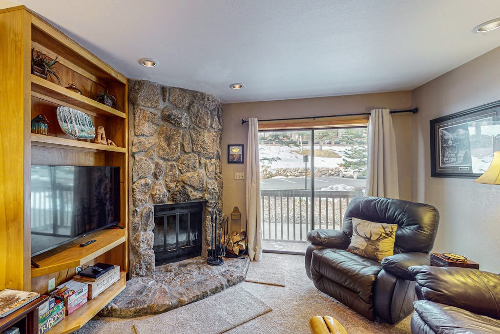 Skier's paradise in Cascade Village w/ pool, fireplace & private balcony