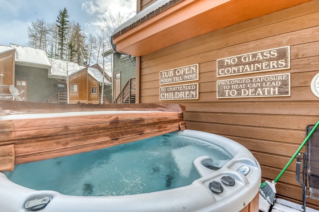 Updated, mountain condo w/ a balcony & shared hot tub - close to resort