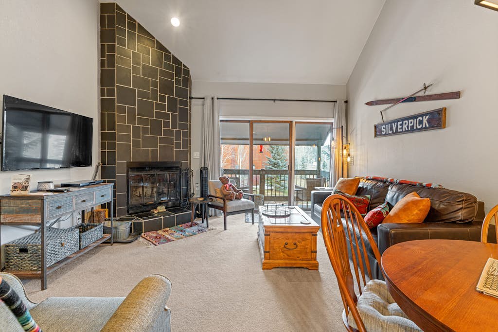 Updated, mountain condo w/ a balcony & shared hot tub - close to resort