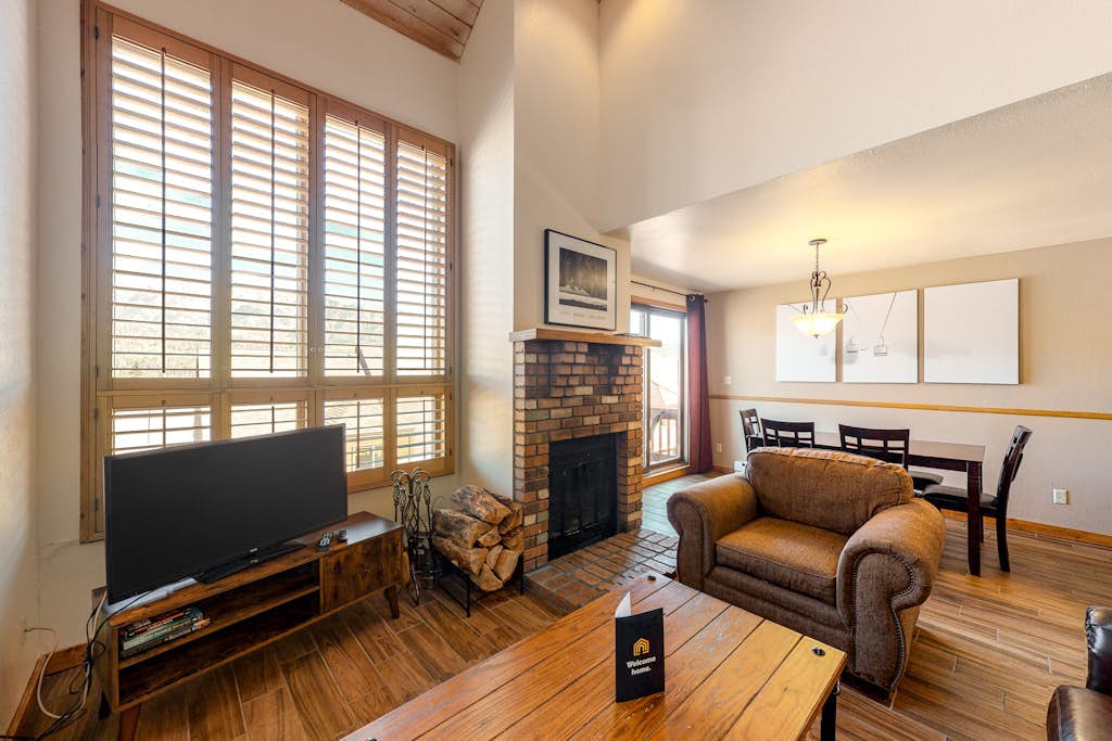 Two-story mountain condo with fireplace & beautiful views