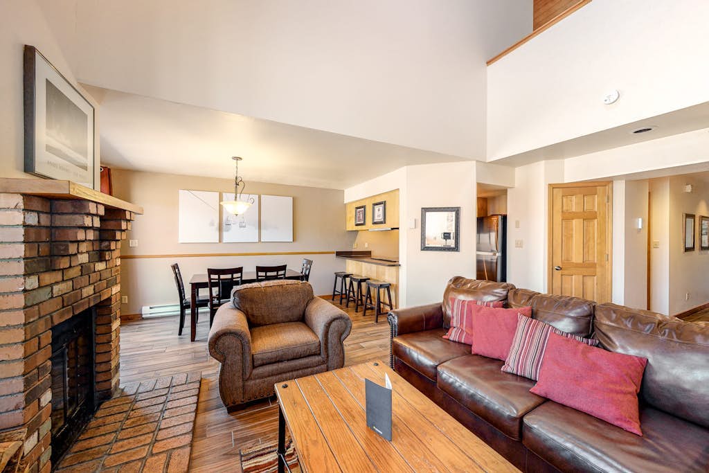 Two-story mountain condo with fireplace & beautiful views