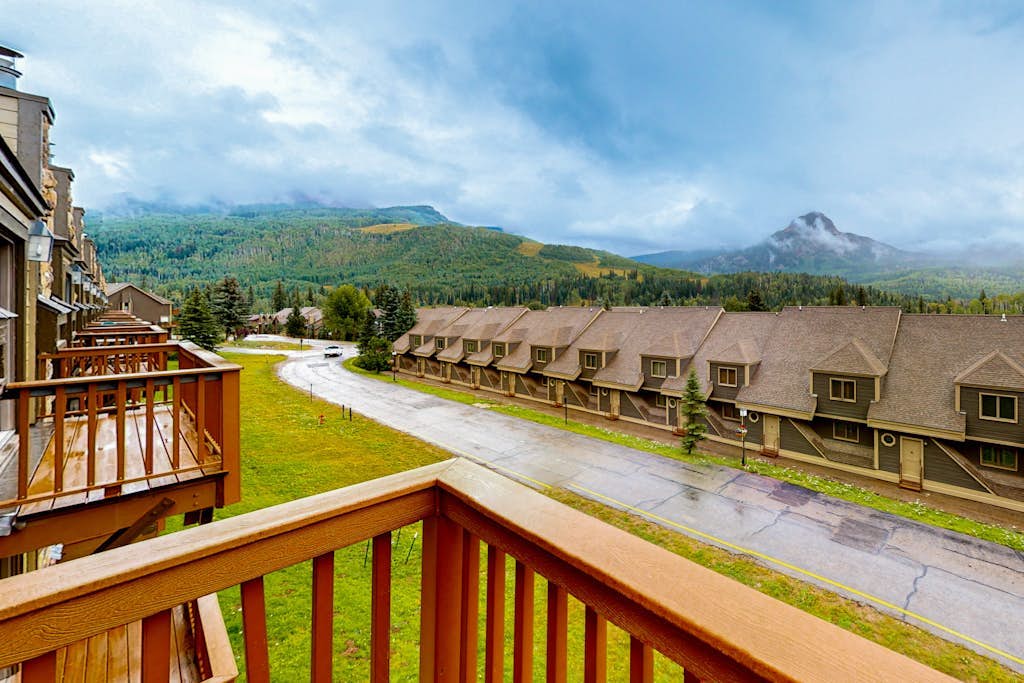 Spacious Family Getaway W/ Private Balcony, Skiing Nearby & High-Speed WiFi