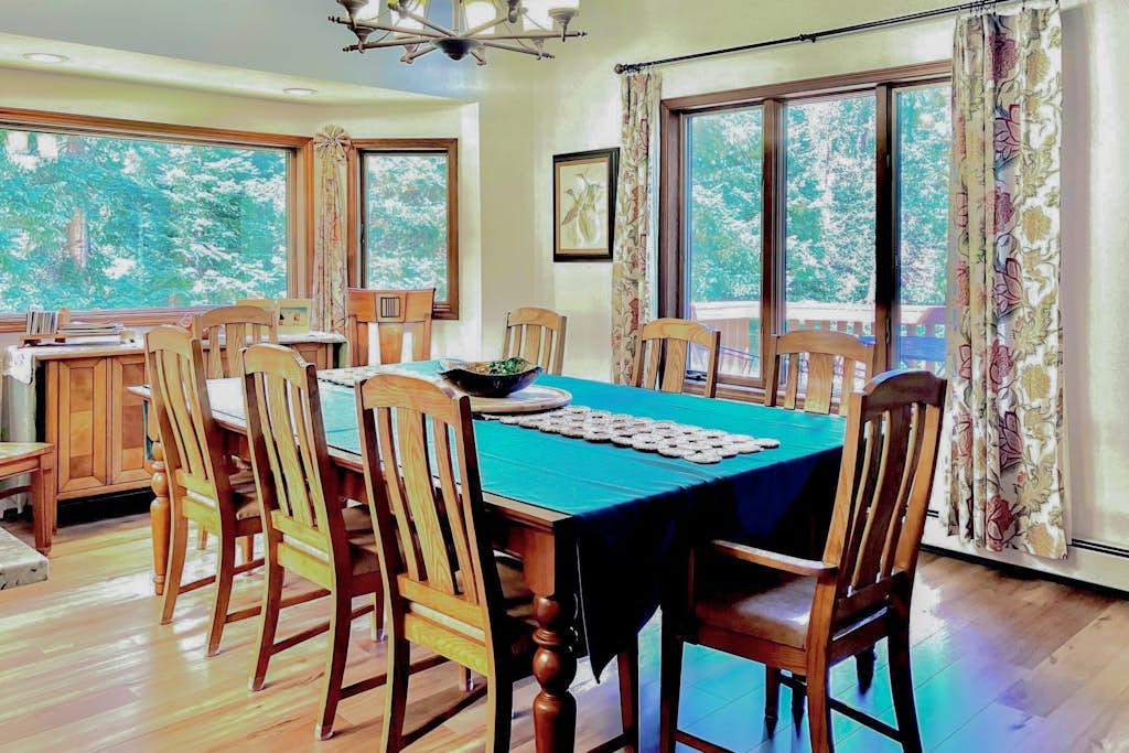 Spacious Cabin w/ WiFi, Pool Table, Fireplace, Washer/Dryer - Snowbird-Friendly