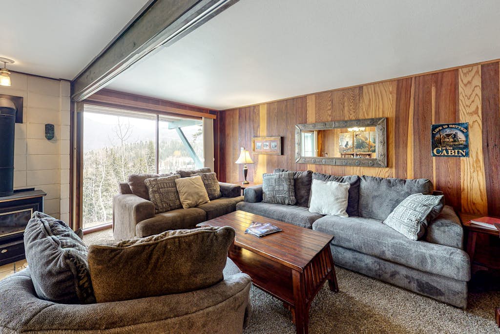 Ski-in/ski-out condo with mountain-view balcony & shared pool - walk to lake