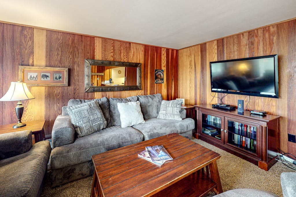 Ski-in/ski-out condo with mountain-view balcony & shared pool - walk to lake
