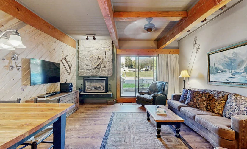 Mountain Condo w/Patio, Shared Hot Tub, Washer/Dryer, Gas Fireplace, Free WiFi