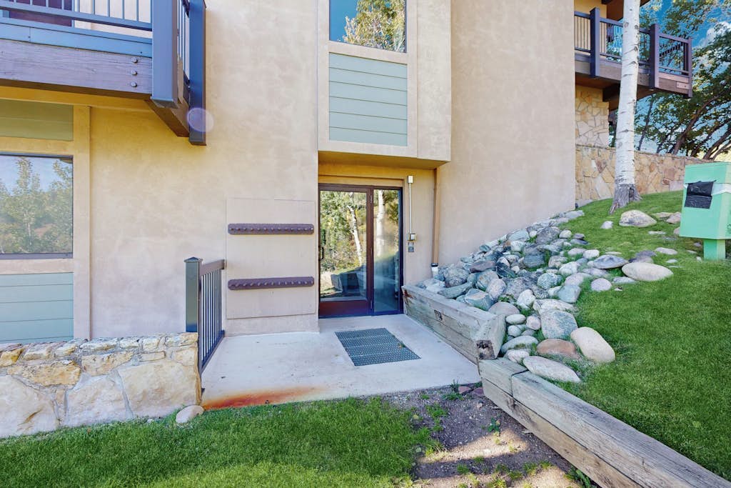 Mountain Condo w/Patio, Shared Hot Tub, Washer/Dryer, Gas Fireplace, Free WiFi