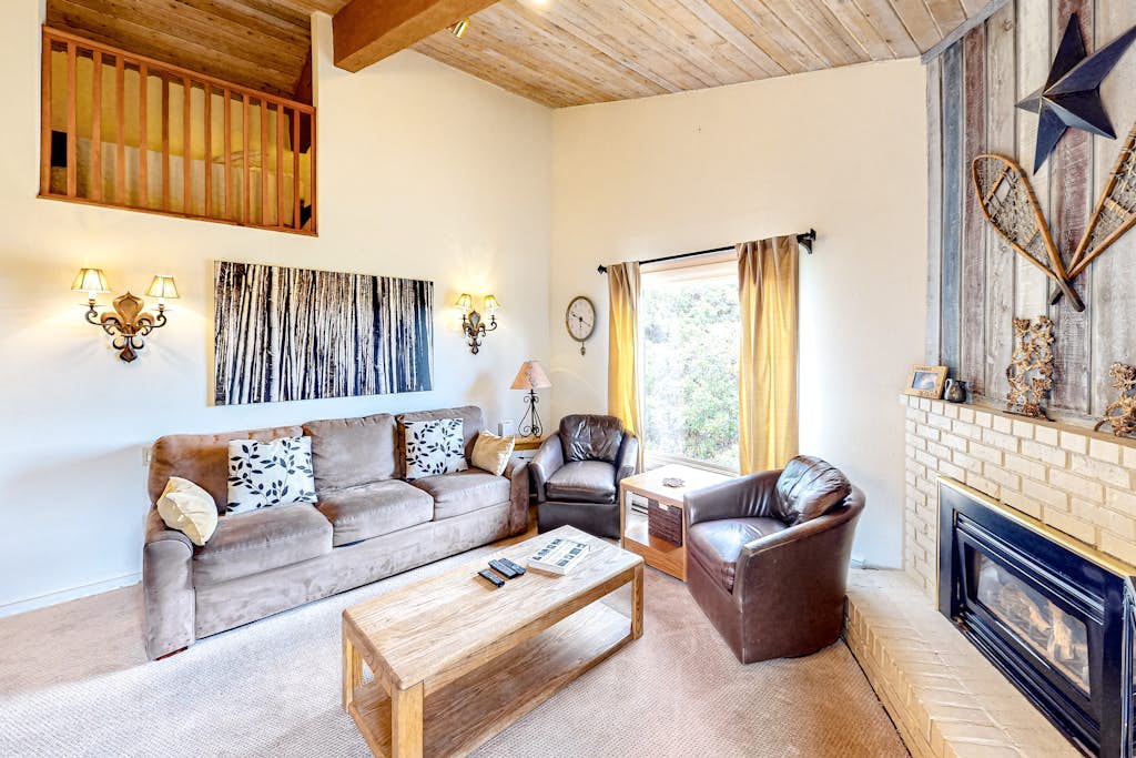 Spacious condo with fireplace & balcony
