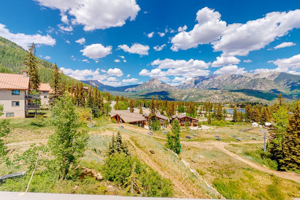 Ski-in/ski-out condo with on-site spa, balcony, fireplace & lake views