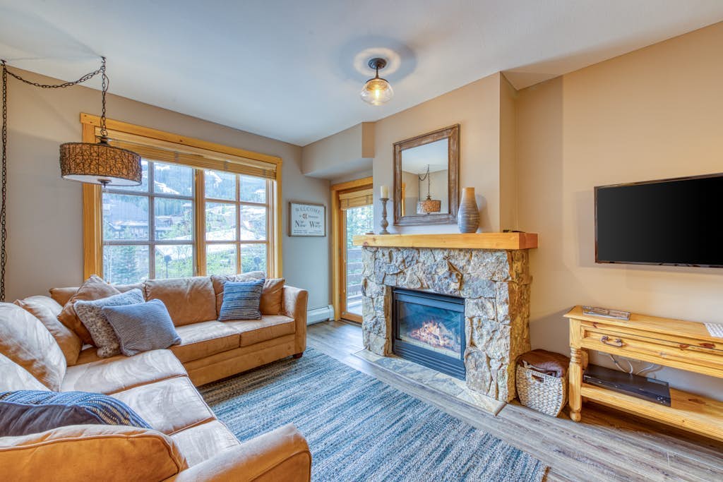 Ski-view condo with hot tub & fitness room - walk to lifts & dining