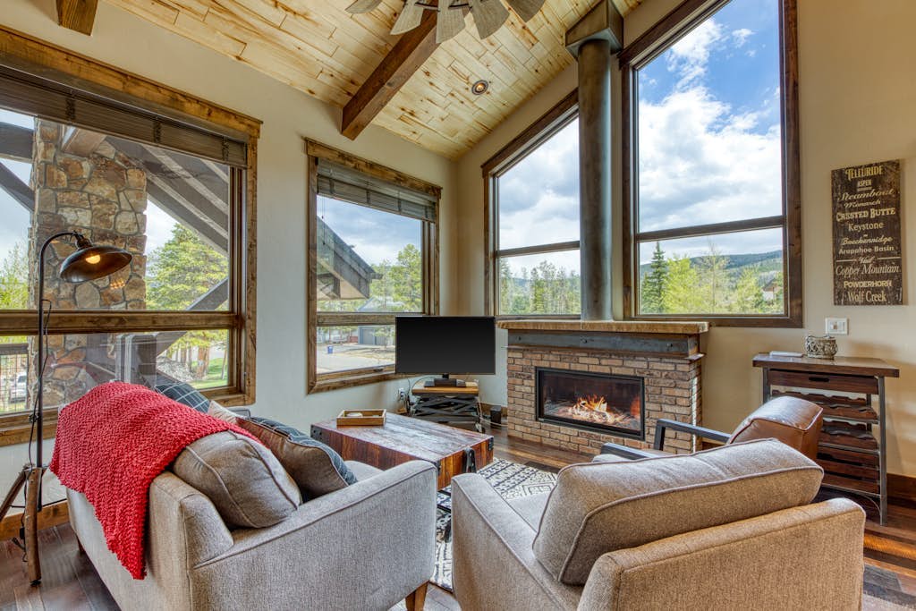 New condo with fireplace - walk to dining & shopping, bus to slopes