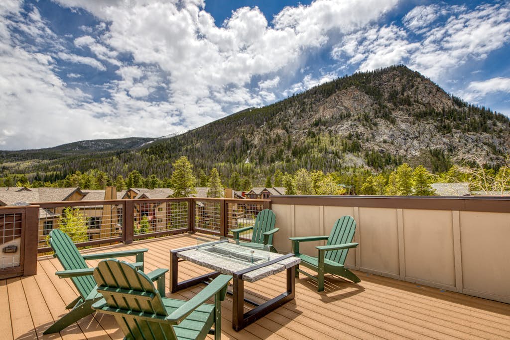 New condo with fireplace - walk to dining & shopping, bus to slopes