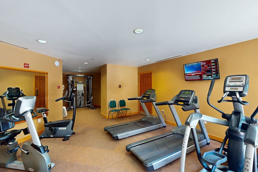 Walk to slopes - Village condo with balcony, views, hot tubs, & gym