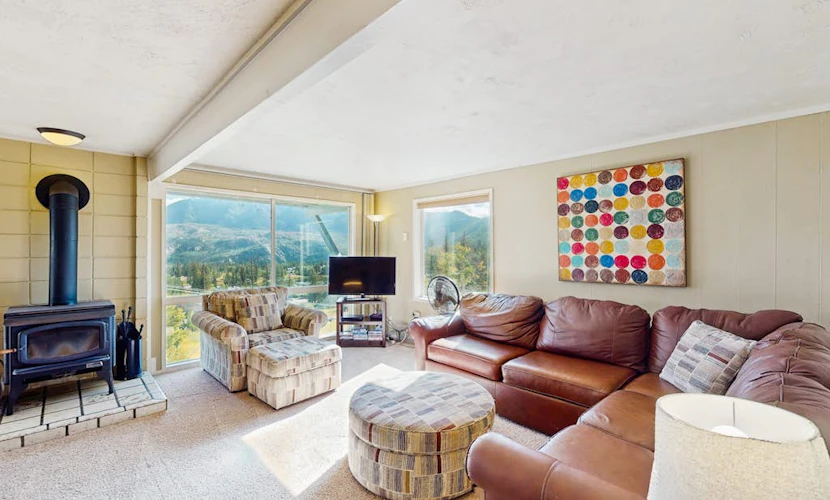 Ski-in/out condo with pool, fitness center, lake & mountain views