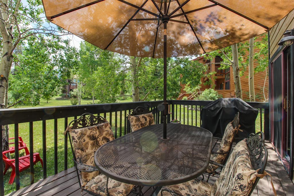 Mountain Retreat with Private Deck & Yard - Close to Frisco Marina