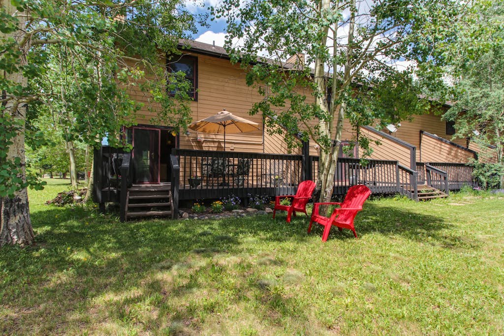 Mountain Retreat with Private Deck & Yard - Close to Frisco Marina
