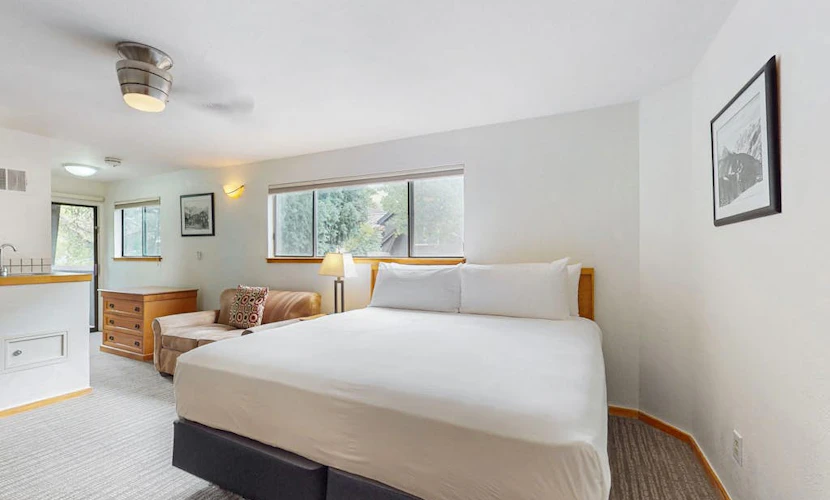 Private balcony room on Main St - pool & hot tub - walk to lifts, dog-friendly