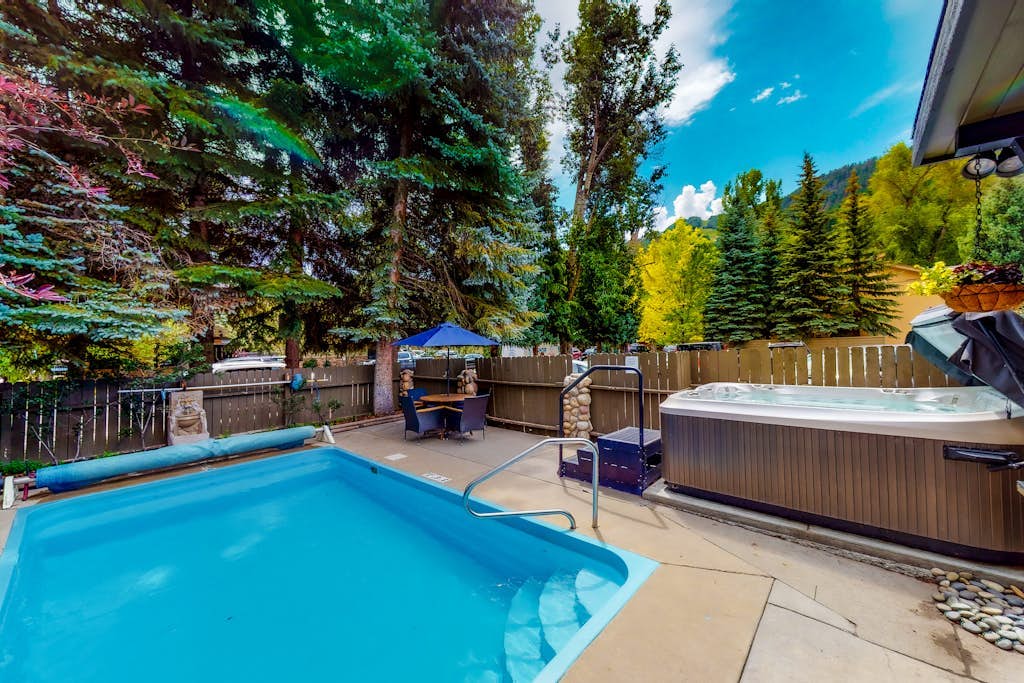Private balcony room on Main St - pool & hot tub - walk to lifts, dog-friendly