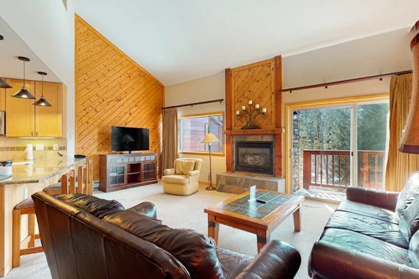 Renovated ski-in condo with hot tubs, fireplace & balcony