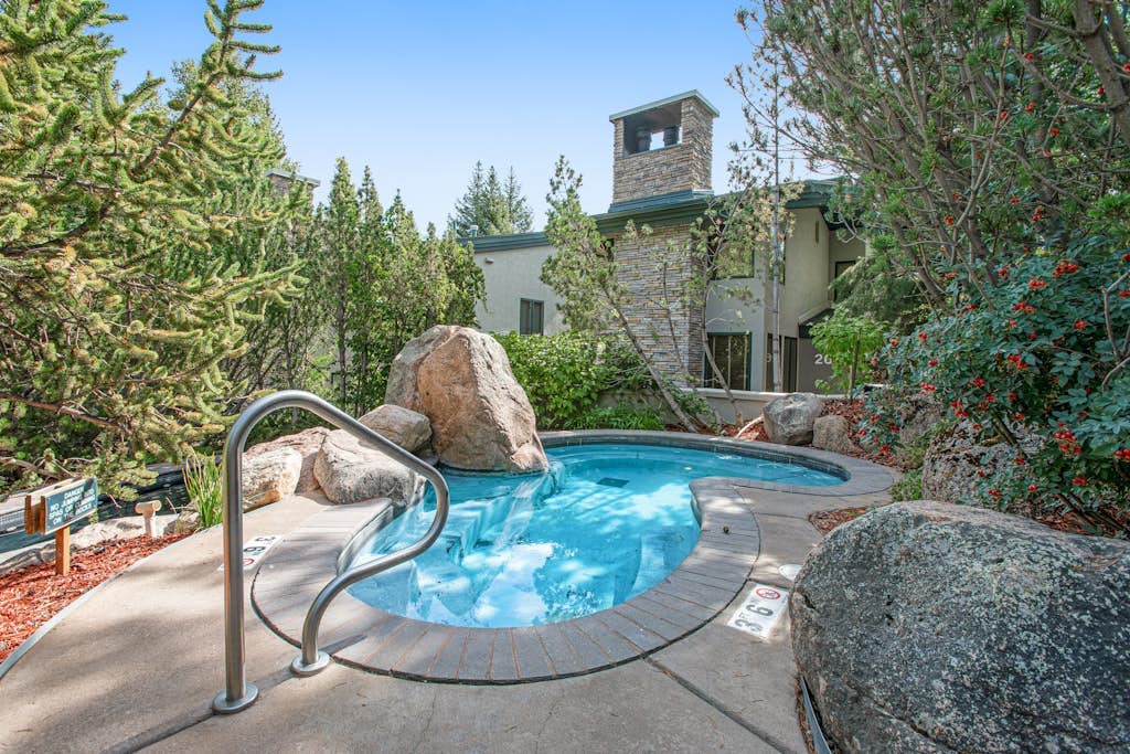 Cozy condo w/ shared pool, hot tub & full kitchen - walk to lifts