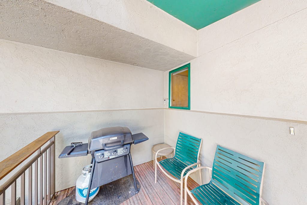 Cozy condo w/ shared pool, hot tub & full kitchen - walk to lifts