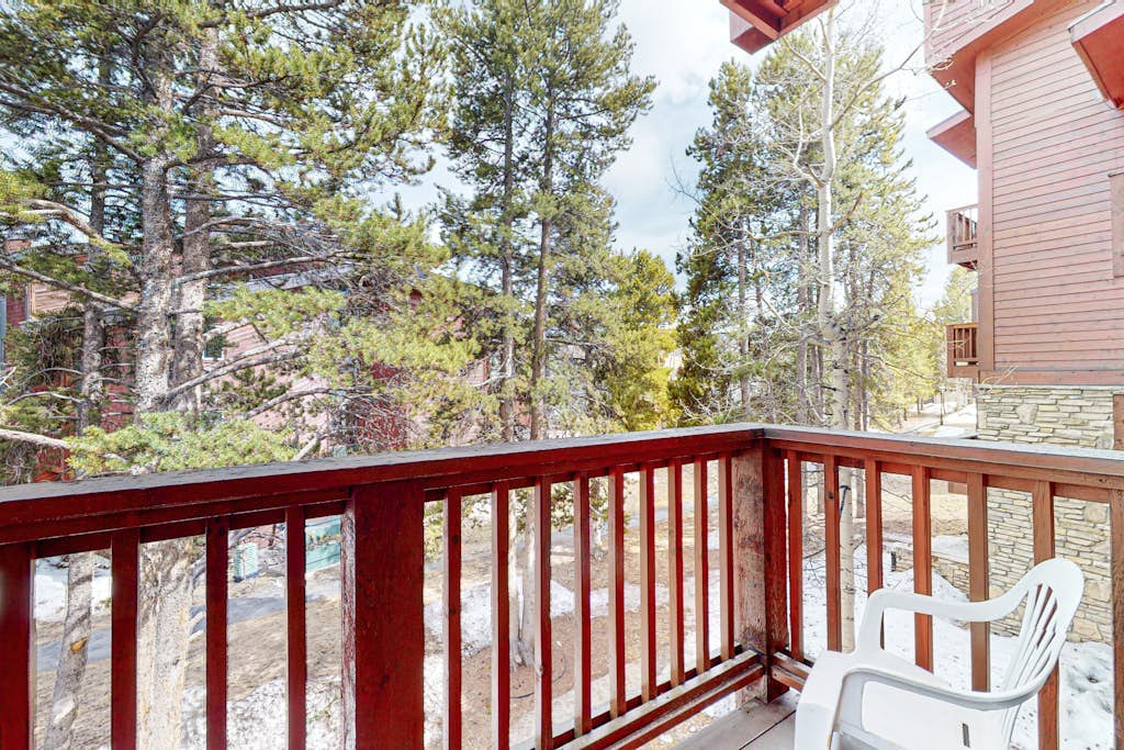Stunning 2nd-floor condo with balcony, fireplace, hot tubs & gym