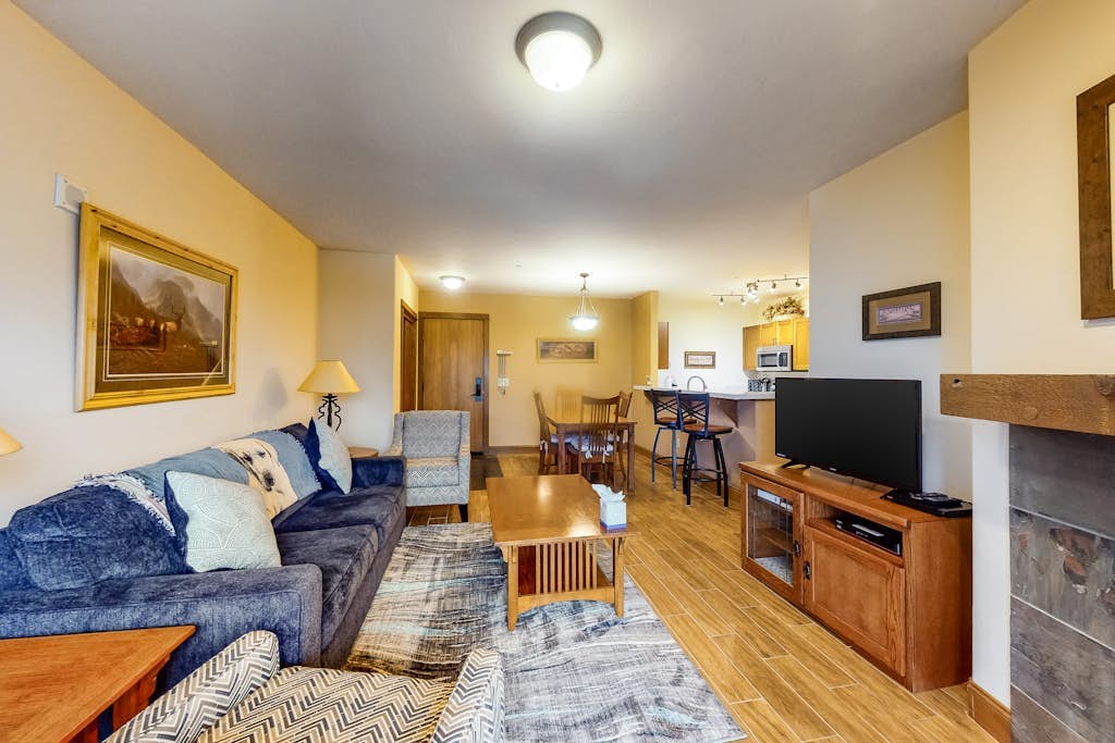 Mountain view condo with a shared pool, hot tub, & gym - shuttle to lifts