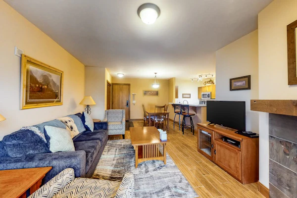 Mountain view condo with a shared pool, hot tub, & gym - shuttle to lifts