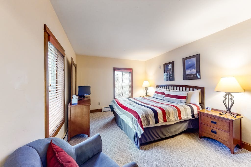 Mountain view condo with a shared pool, hot tub, & gym - shuttle to lifts