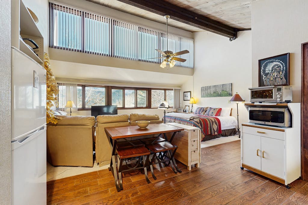 Studio condo w/ wifi, kitchenette, shared pool & hot tub - near golf & skiing