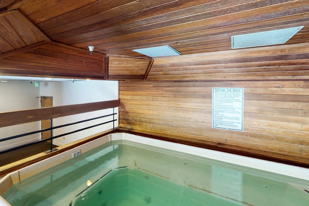 Spacious Center Village suite w/ private sunroom & shared hot tub - walk to lift