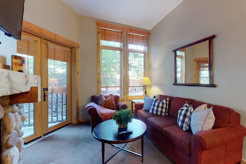 Family-friendly mountain condo w/balcony, shared hot tub, & mountain views