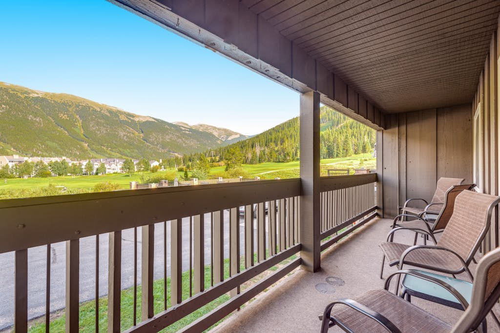 Mountain view condo w/gas fireplace, shared outdoor pool, and free WiFi