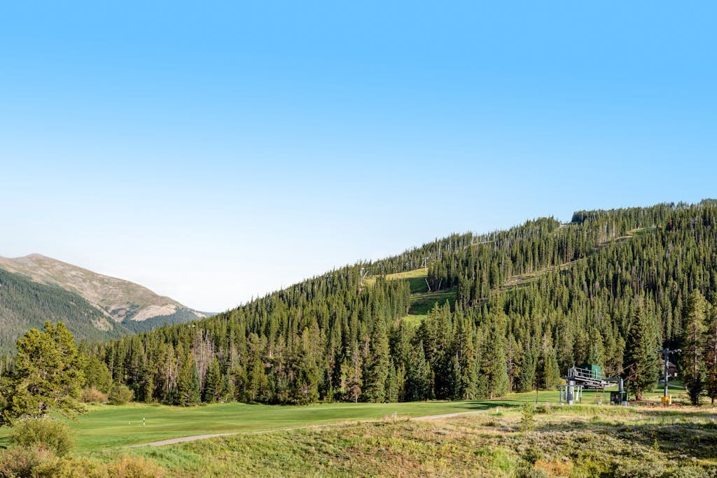 Mountain view condo w/gas fireplace, shared outdoor pool, and free WiFi