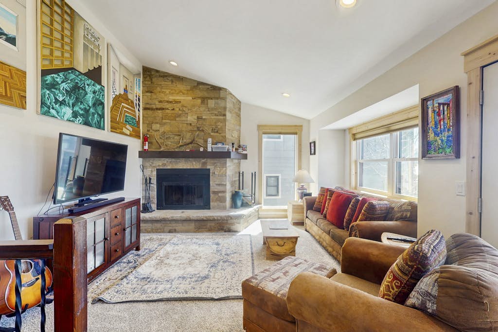 Lovely townhouse with fast WiFi, sauna, foosball & wood fireplace
