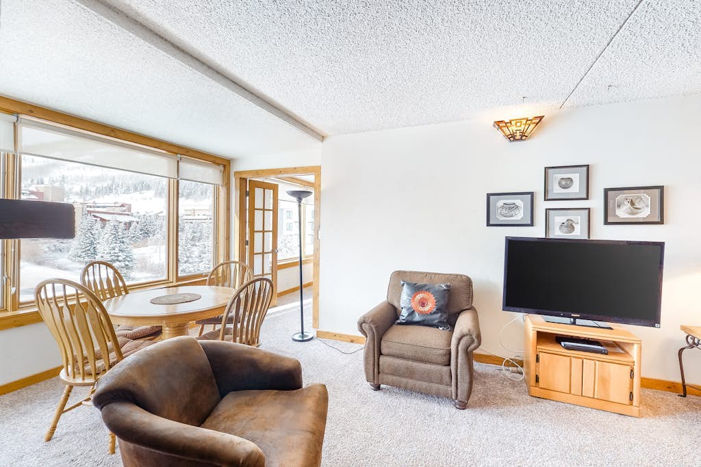 Mountain home with fireplace & private balcony - walk to lifts