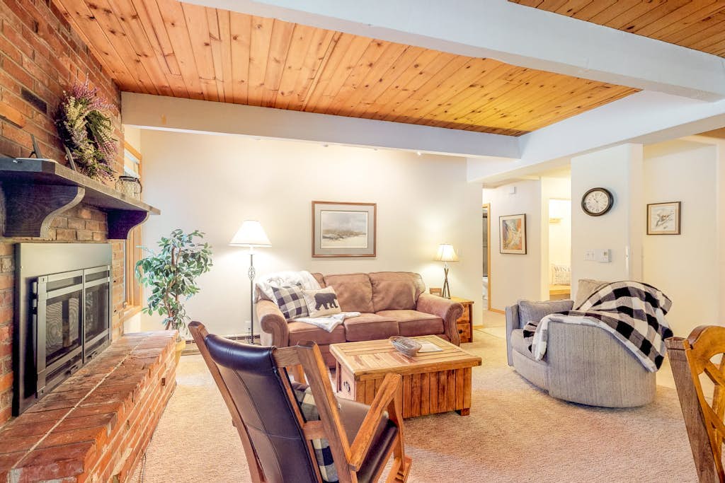 Cozy, comfortable condo with pool & hot tubs - walk to lifts & Main Street