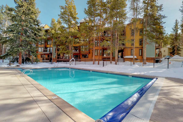 Cozy, comfortable condo with pool & hot tubs - walk to lifts & Main Street