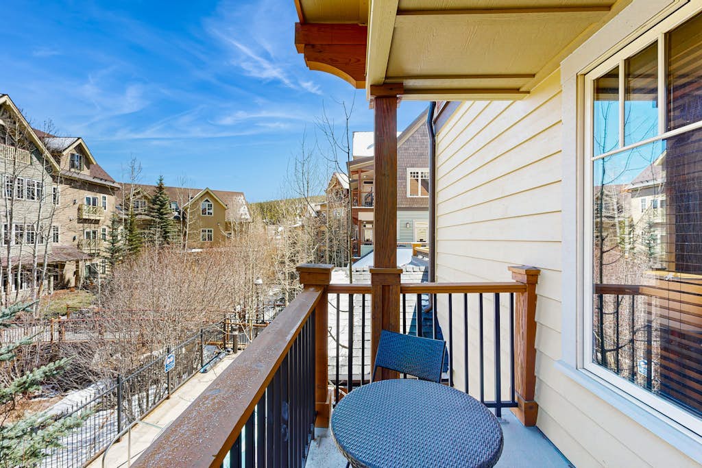 Luxury condo with Maggie Pond views, hot tubs, pool & gym - walk to lifts